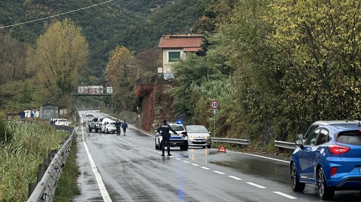 Albisola Superiore, perde il controllo sull’asfalto bagnato: auto contro il guardrail sulla SS 334