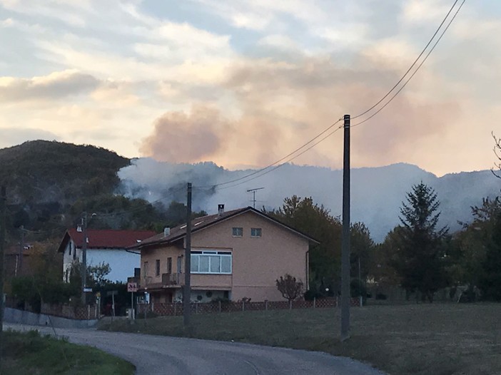 Cairo, sotto controllo l'incendio in località Ville (FOTO e VIDEO) Cairo, sotto controllo l'incendio in località Ville (FOTO e VIDEO)