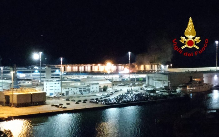 Auto in fiamme nel Terminal Auto del porto di Savona: proseguono le indagini