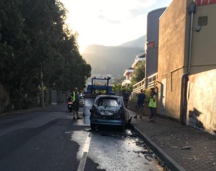 Auto prende fuoco a Loano: intervento dei vigili del fuoco