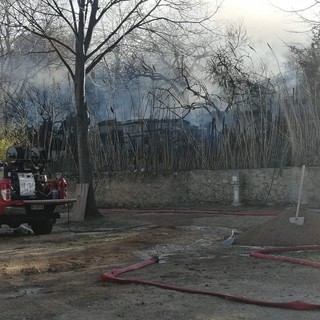 Baracca in fiamme a Spotorno, intervengono i vigili del fuoco