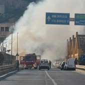 Finale, auto in fiamme lungo l'Aurelia all'altezza del ponte "R. Piaggio" (FOTO e VIDEO)