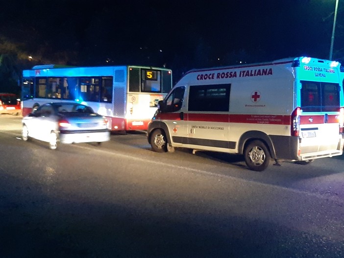 Savona, cade alla fermata dell’autobus: 85enne trasportata al San Paolo Savona, cade alla fermata dell’autobus: 85enne trasportata al San Paolo