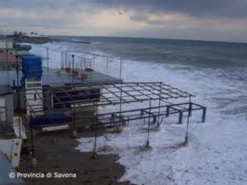 Savona: si butta in mare per salvare il proprio cane, donna rischia annegare