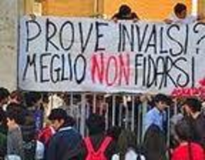 COBAS: "la pagliacciata dei quiz Invalsi all'esame di Terza Media" COBAS: "la pagliacciata dei quiz Invalsi all'esame di Terza Media"