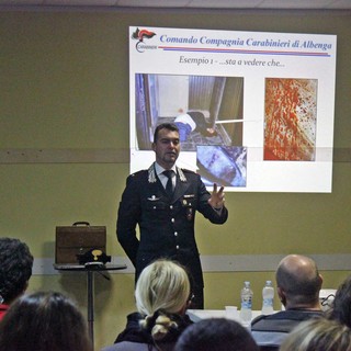 Loano, evitare di compromettere le indagini e capire come agire con soggetti pericolosi: operatori del 118 a lezione con i Carabinieri