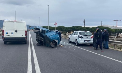 Albenga, scontro tra auto e motocarro: soccorsi mobilitati (FOTO) Albenga, scontro tra auto e motocarro: soccorsi mobilitati (FOTO)