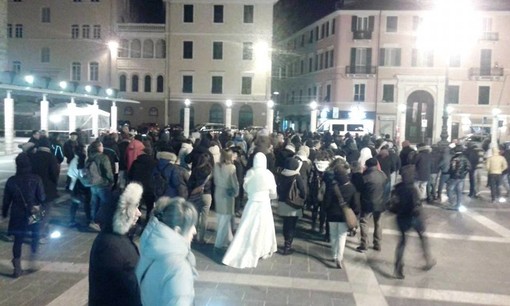 Savona sfila per l'integrazione: ieri sera il corteo “Io sto con la sposa”