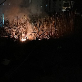 Spotorno, incendio sterpaglie nei pressi di un'abitazione. Parzialmente interessato il tetto