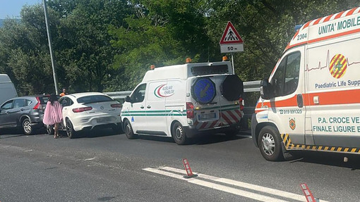 Finale, doppio incidente all'uscita dell'autostrada: un solo ferito non grave, disagi alla circolazione Finale, doppio incidente all'uscita dell'autostrada: un solo ferito non grave, disagi alla circolazione