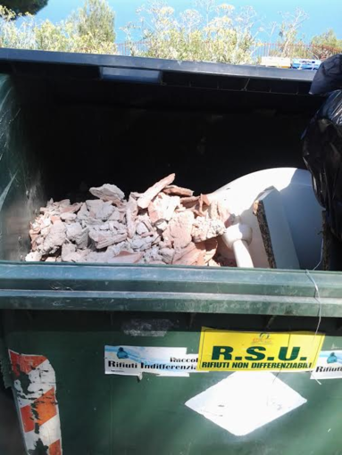I "furbetti del cassonetto" colpiscono anche a Cervo: abbandonati materiali inerti in un contenitore della spazzatura a Capo Mimosa