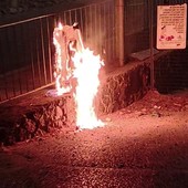 Cassonetti e cestini a fuoco tra il centro e via Mignone: indagini in corso Cassonetti e cestini a fuoco tra il centro e via Mignone: indagini in corso