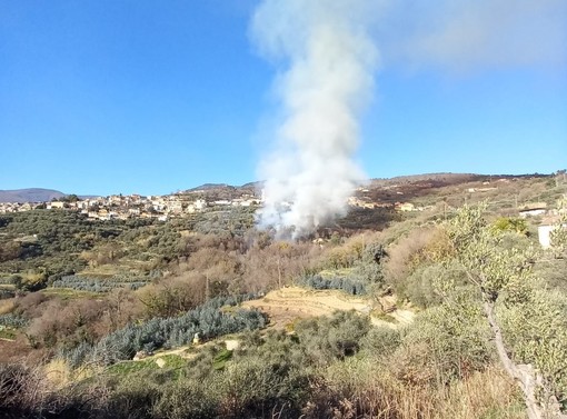 Bosco in fiamme a Tovo San Giacomo: sul posto vigili del fuoco e volontari Aib (VIDEO)