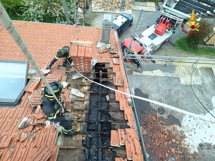 Tetto di un'abitazione in fiamme a Bardineto: rogo domato dai Vigili del fuoco