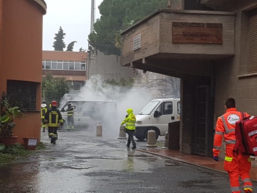 Furgone prende fuoco ad Albenga: mobilitati i vigili del fuoco (FOTO)