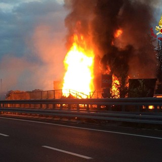 Tir in fiamme sulla A10 ad Albenga: riaperta con scambio di carreggiata l'autostrada in direzione Francia (FOTO E VIDEO)