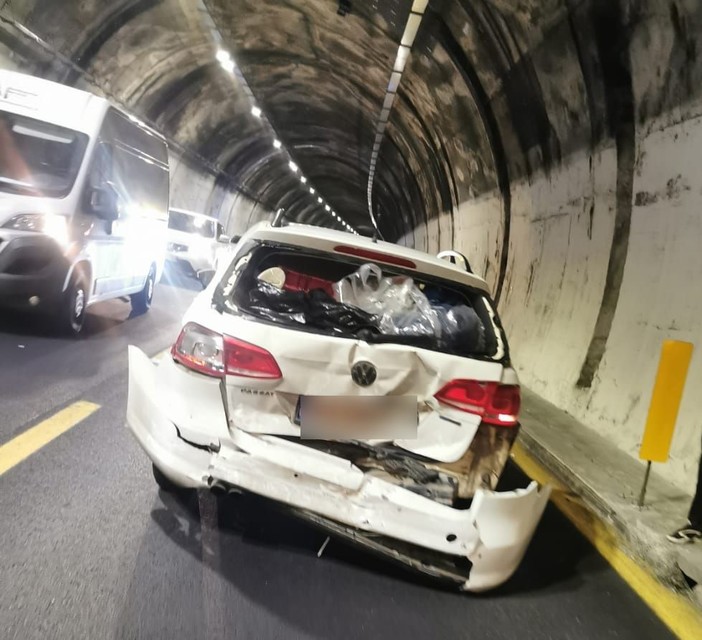 Scontro tra due auto in A10 in galleria tra Finale e Pietra: un ferito in codice giallo al Santa Corona (FOTO) Scontro tra due auto in A10 in galleria tra Finale e Pietra: un ferito in codice giallo al Santa Corona (FOTO)