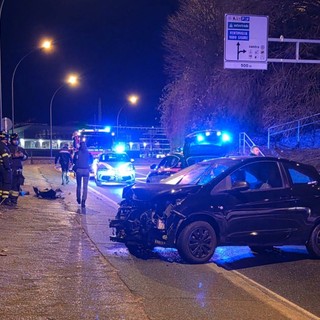 Paura nella notte a Savona, auto contro il muro su lungomare Matteotti: soccorsi mobilitati (FOTO)