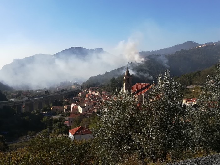 Incendio boschivo ad Orco Feglino: continua l'azione dei mezzi aerei (FOTO e VIDEO) Incendio boschivo ad Orco Feglino: continua l'azione dei mezzi aerei (FOTO e VIDEO)