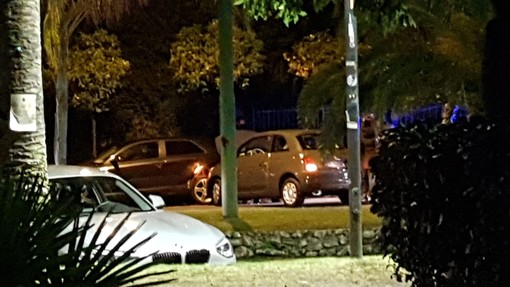 Finale, auto sbanda e centra macchina in sosta sulla via Aurelia Finale, auto sbanda e centra macchina in sosta sulla via Aurelia