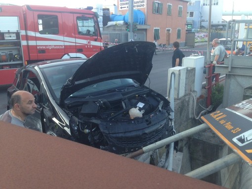 Incidente a Vado Ligure all'incrocio tra via Piave e via Verdi: muore anziana, salvi i bambini a bordo