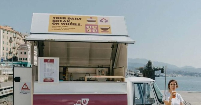 Un “InSolito Posto” per un caffè: l’Ape-chiosco che fa tappa nel savonese e il sogno di Manuela Un “InSolito Posto” per un caffè: l’Ape-chiosco che fa tappa nel savonese e il sogno di Manuela