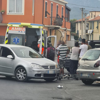 Albenga, svolta avventata per il parcheggio: auto travolge un giovane in bicicletta