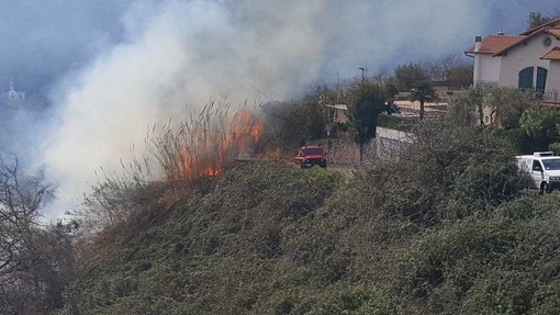 Finale Ligure, incendio di San Bernardino: video e immagini inviate da un nostro lettore