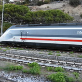 Albisola, telone trascinato dal vento colpisce un Intercity: disagi limitati sulla linea Albisola, telone trascinato dal vento colpisce un Intercity: disagi limitati sulla linea