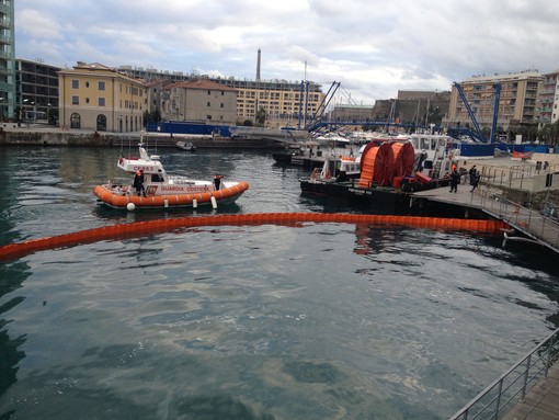 Savona, sversamento di idrocarburi alla Torretta: intervento della Capitaneria