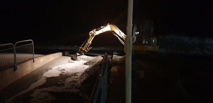 La mareggiata colpisce a Celle: escavatore al lavoro sui rii cellesi