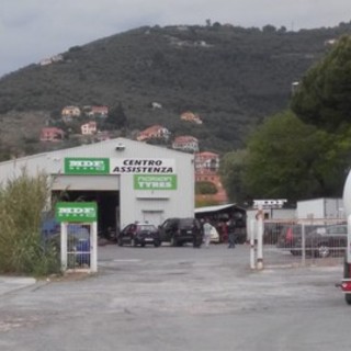 Pneumatico scoppia travolgendo un operaio intento a gonfiarlo, grave 57enne di Andora