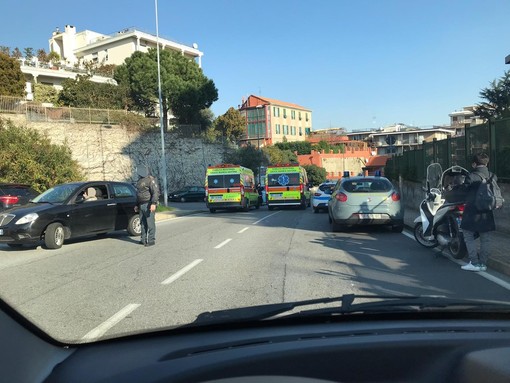Savona: auto contro scooter nei pressi dell'Ospedale, un codice giallo