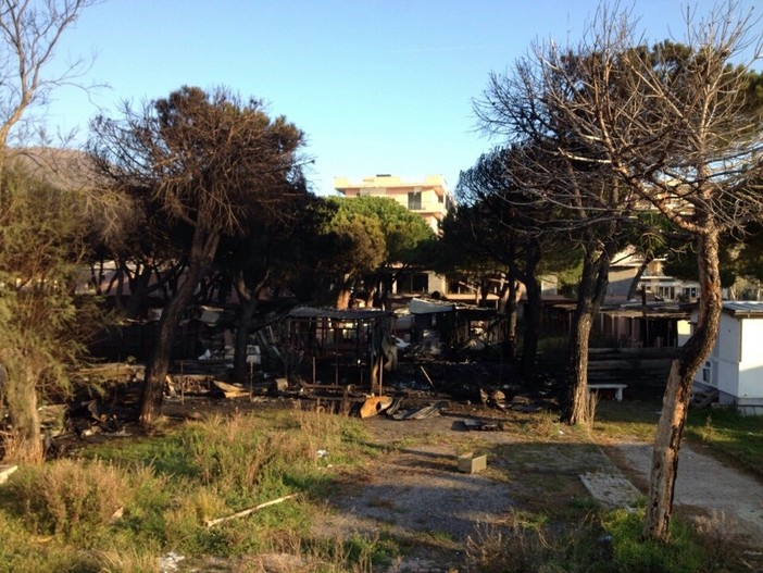 Paura nella notte ad Andora: a fuoco l'ex camping Ariston sulla via Aurelia