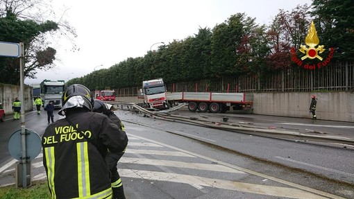 Doppio incidente sulla strada di scorrimento a Vado: abbassato il limite di velocità a 50 km/h (FOTO E VIDEO) Doppio incidente sulla strada di scorrimento a Vado: abbassato il limite di velocità a 50 km/h (FOTO E VIDEO)