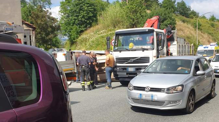 Camioncino tamponato si ribalta, panico ma nessun ferito lungo la Sp29 del Cadibona Camioncino tamponato si ribalta, panico ma nessun ferito lungo la Sp29 del Cadibona