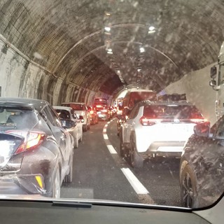 Ancora disagi in A10, camion colpisce la volta di una galleria, chiuso il tratto tra Pra' e l'Aeroporto Ancora disagi in A10, camion colpisce la volta di una galleria, chiuso il tratto tra Pra' e l'Aeroporto