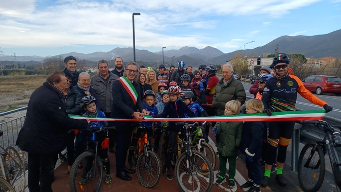 Albenga, inaugurata la pista ciclabile che collega il centro a Leca e Bastia, il sindaco: “Avrà importante valenza turistica” Albenga, inaugurata la pista ciclabile che collega il centro a Leca e Bastia, il sindaco: “Avrà importante valenza turistica”