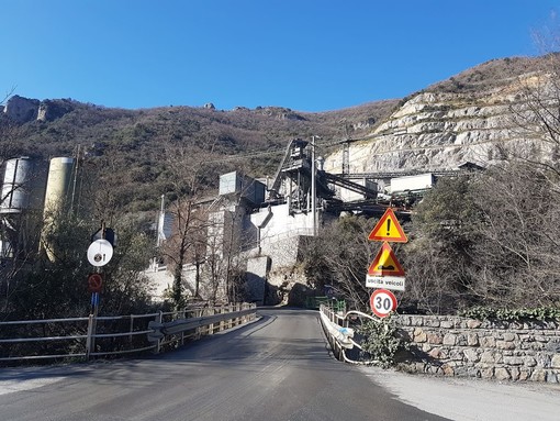 Una maxi torre blu per salvare Cisano e Zuccarello dai miasmi del bitume? Una maxi torre blu per salvare Cisano e Zuccarello dai miasmi del bitume?