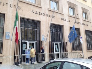 Prima del presidio, cittadini attendono invano di entrare