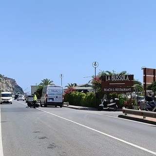 Scooterone tampona un'auto sull'Aurelia sul rettilineo di Borgio, centauro ricoverato (FOTO)