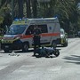 Finale, schianto lungo la via Aurelia all'incrocio con via Genova: una donna in codice giallo, uno scooter distrutto