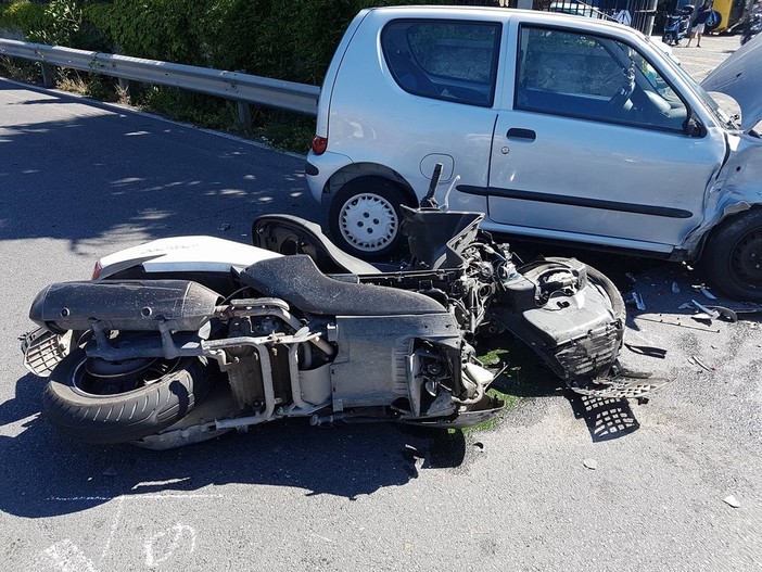 Auto contro moto in viale dell'Agricoltura ad Albenga Auto contro moto in viale dell'Agricoltura ad Albenga