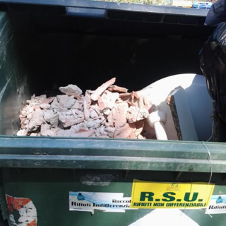 I "furbetti del cassonetto" colpiscono anche a Cervo: abbandonati materiali inerti in un contenitore della spazzatura a Capo Mimosa