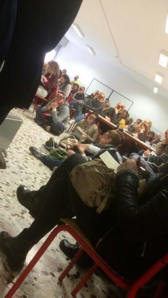 Riunione “senza sedie” tra docenti in prova e “tutor” al “Pancaldo” di Savona Riunione “senza sedie” tra docenti in prova e “tutor” al “Pancaldo” di Savona