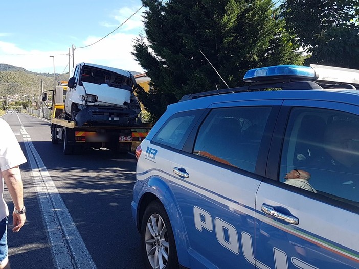 Andora, scontro tra furgone e auto in via Merula: un morto e un ferito grave Andora, scontro tra furgone e auto in via Merula: un morto e un ferito grave