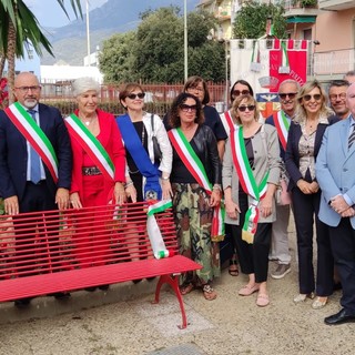 Borghetto, una panchina rossa nel ricordo di Stefania Maritano e delle vittime di violenza (FOTO e VIDEO) Borghetto, una panchina rossa nel ricordo di Stefania Maritano e delle vittime di violenza (FOTO e VIDEO)