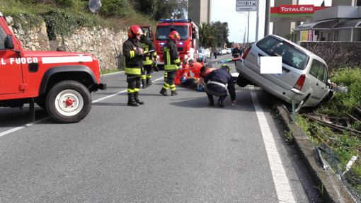 Autovettura esce di strada tra Pietra Ligure e Tovo San Giacomo Autovettura esce di strada tra Pietra Ligure e Tovo San Giacomo