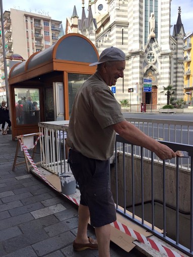 Savona, a Zinola cittadini “armati” di pennello in difesa del bene comune