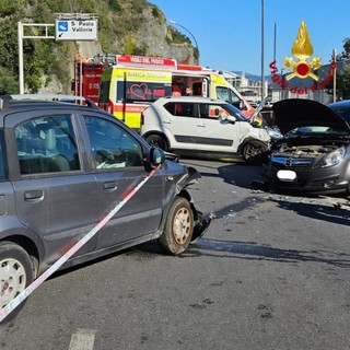Savona, scontro tra auto sul lungomare Matteotti: tre i feriti in ospedale (FOTO)